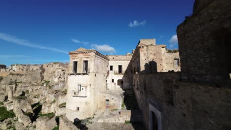 drone fpv volando a alta velocidad a través de los restos de la ciudad de craco en italia