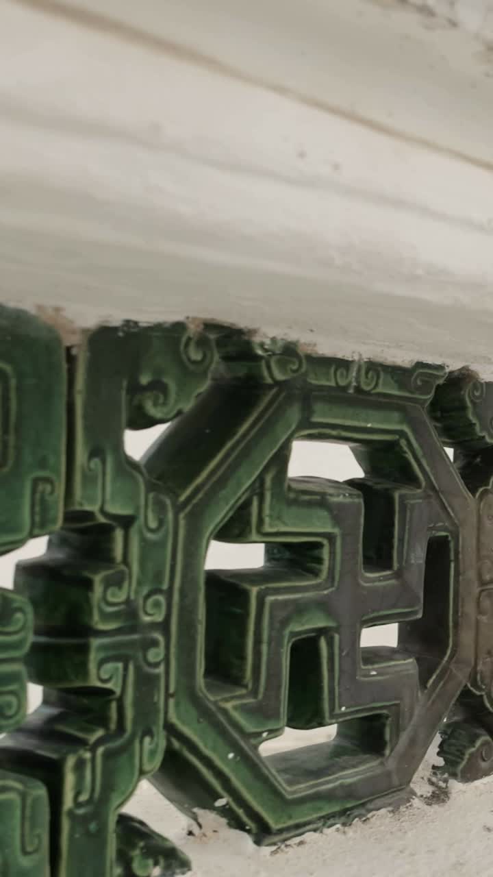 방의 복잡한 사원 건축을 포착한 조용한 비디오, 부드러운 낮빛 아래 상세한 조각과 첨탑을 보여줍니다.