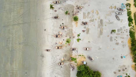 Barcos-De-Pesca-De-Madera-En-La-Playa,-Vista-Aérea-De-Arriba-Hacia-Abajo.