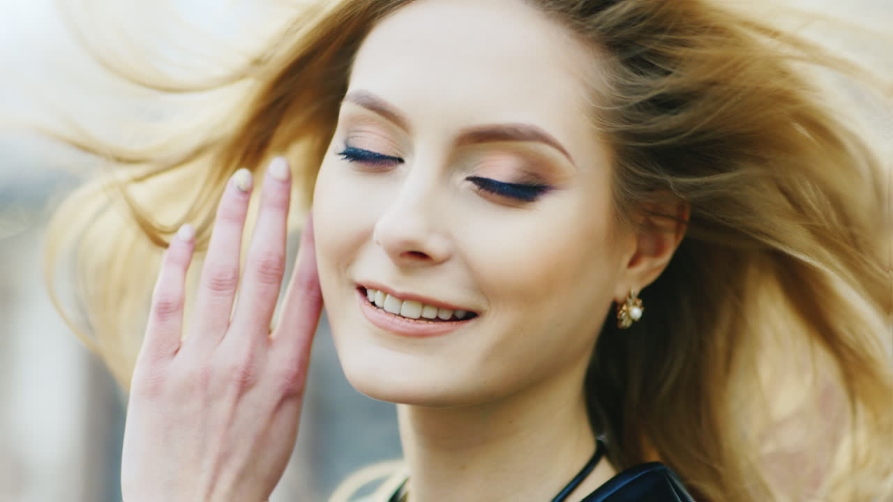 파란 눈을 가진 젊은 여성의 초상화