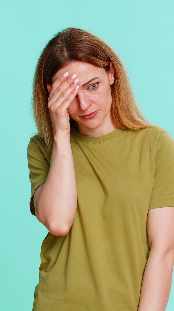 Donna che si fa un facepalm e si strofina la fronte, mostrando delusione, rammarico e improvvisa consapevolezza