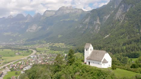 dando vueltas alrededor de una pequeña iglesia en la cima de una montaña justo al borde de un acantilado