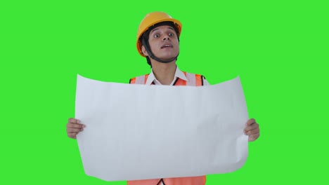 arquitecto indio feliz explicando el mapa al cliente pantalla verde