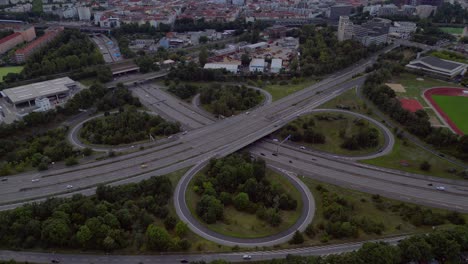 Intercambio-De-Tráfico-En-Forma-De-Trébol-En-Una-Autopista-Alemana-Que-Conecta-El-Tráfico-En-Un-Centro-Urbano