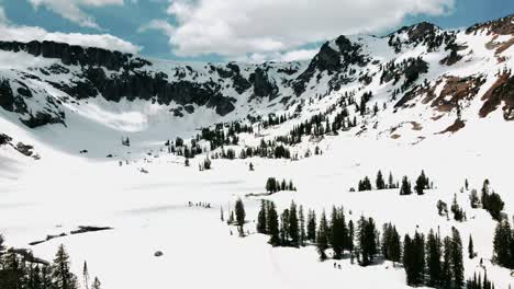 Gruppe-Von-Menschen,-Die-Unter-Rauen-Bedingungen-Durch-Berge-Wandern