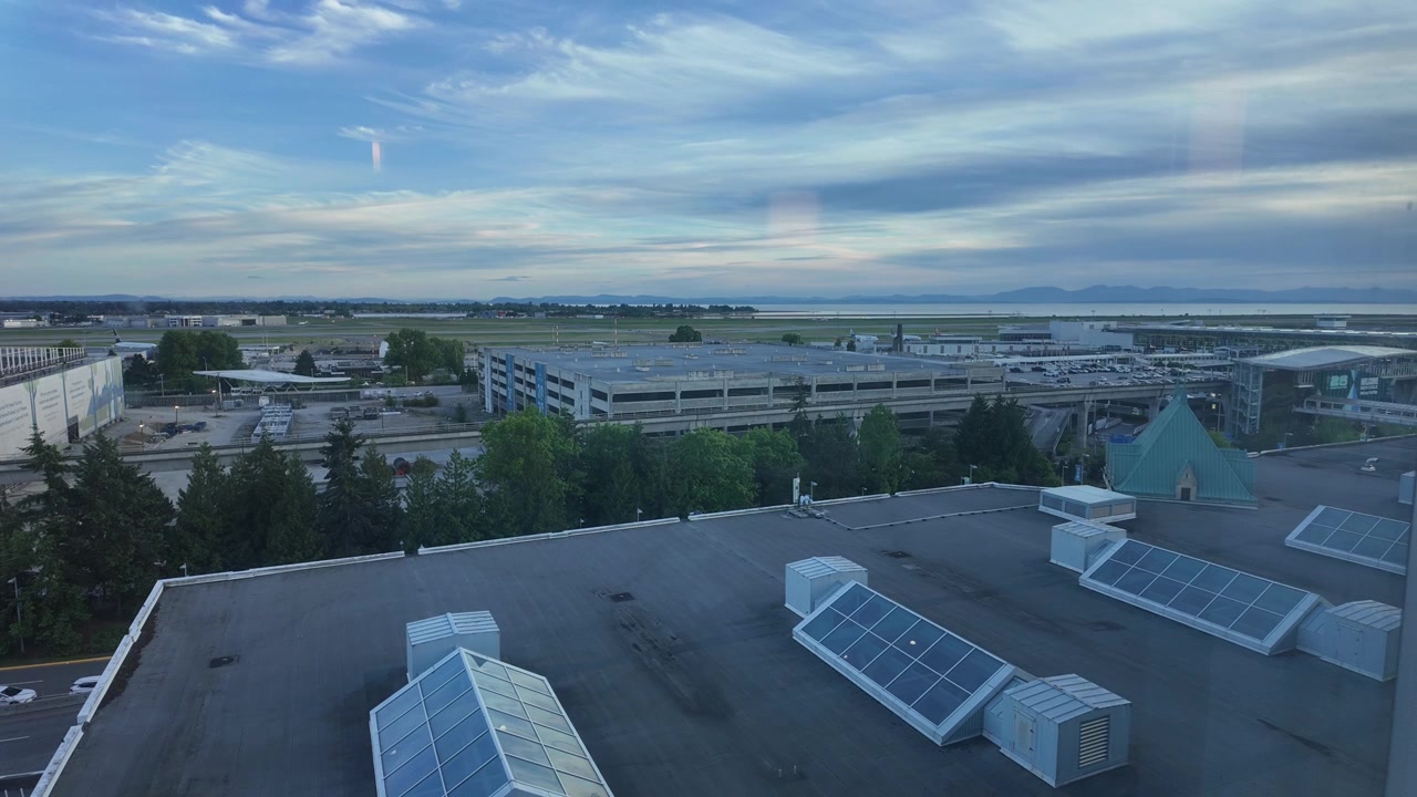 Timelapse di nuvole e traffico aereo all'Aeroporto Internazionale di Toronto Pearson in una fredda sera di primavera