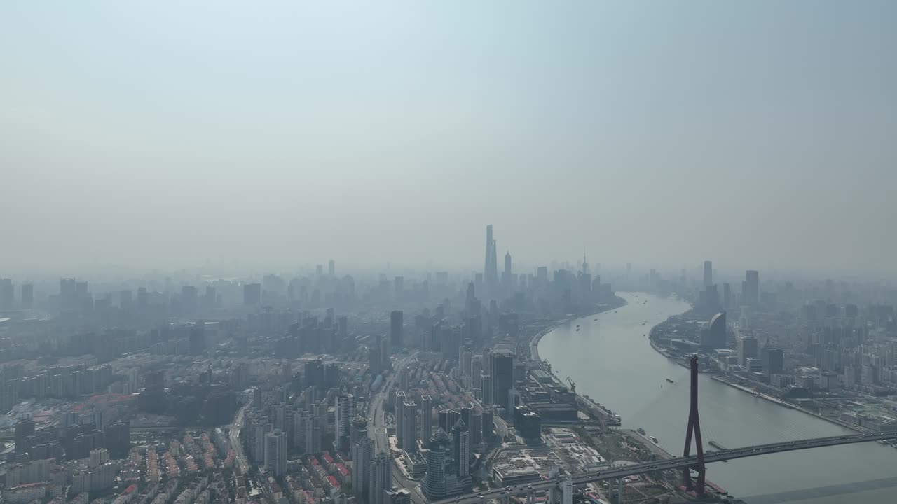 후앙푸 강과 산업 지역과 루지아즈이 시내가 배경입니다.