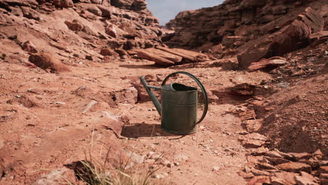 Lata-De-Bebida-En-El-Desierto-De-Arena-Y-Rocas