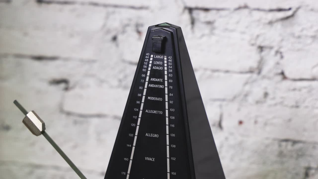 느린 동작의 돌이를 가진 고대 메트로, 빈티지 목조 클래식 스타일, 음악 장비, 비트, 리 메커니즘, 4k 비디오 영상