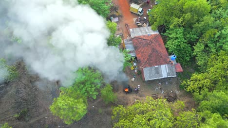 verde pueblo humo vista de pájaro en malvan