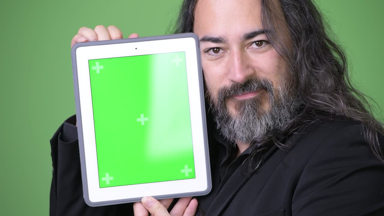 fotografía de estudio de un hombre de negocios multiétnico con barba y cabello largo