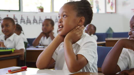 Niños-De-Escuela-Escuchando-Durante-La-Lección-En-Una-Escuela-Primaria