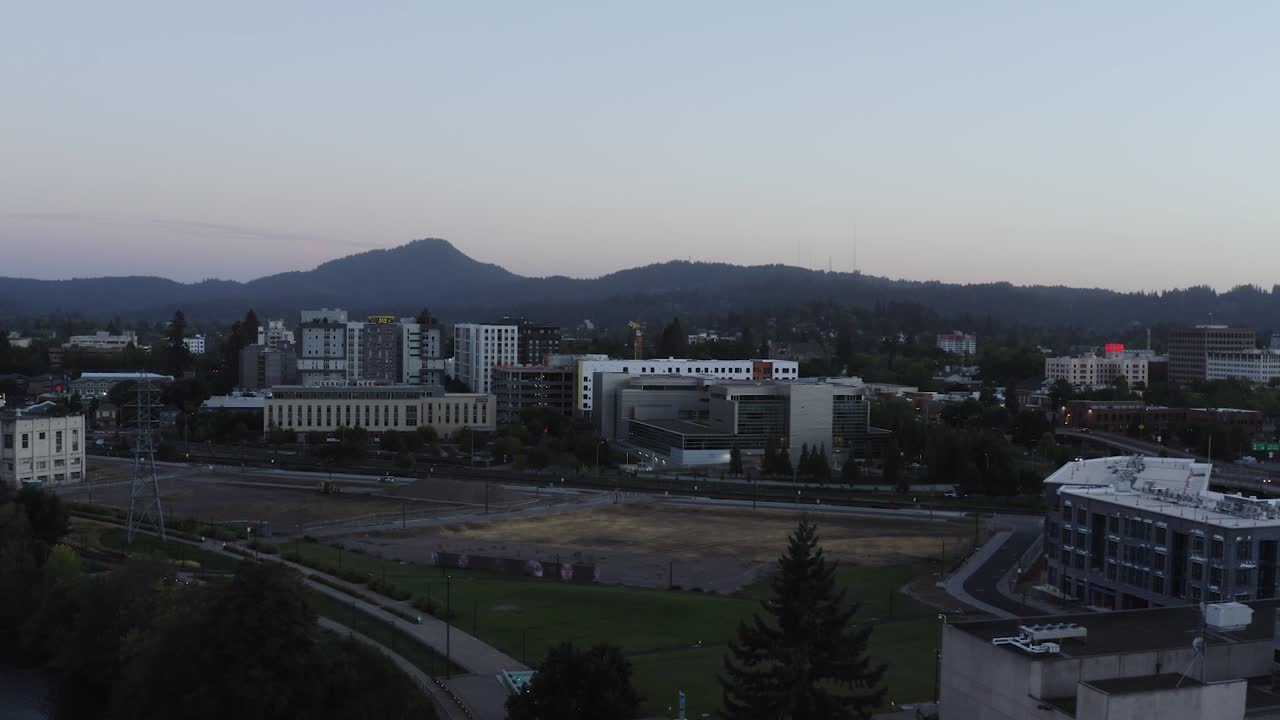 오리건 주 유진 시내의 항공 촬영, 늦은 저녁