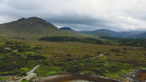 un dron de 4k descendiendo de kilmackillogue y mount knockatee mirando hacia el este hacia glengarrriff co kerry irlanda cerca del bar de helen