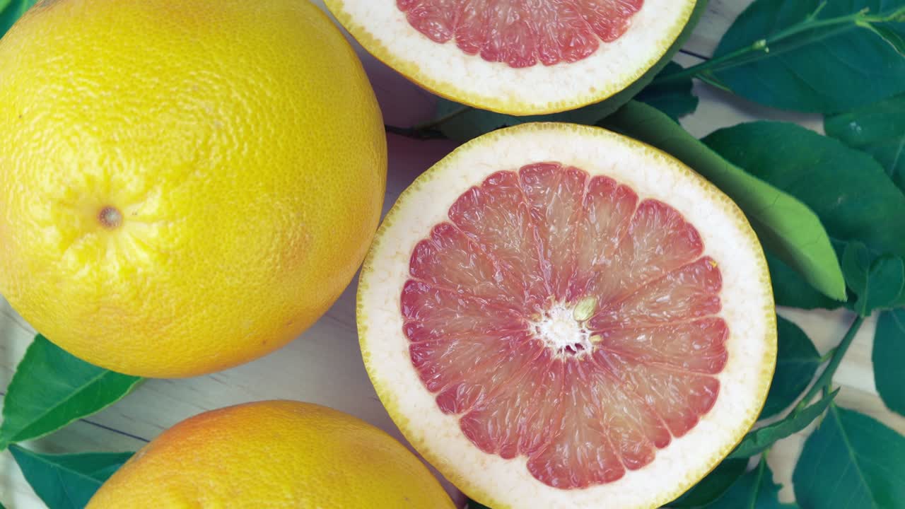 pomelo fresco con hojas sobre fondo de madera, vista de arriba girar pomelo o pomelo sobre fondo de madeira, resolución de 4k.