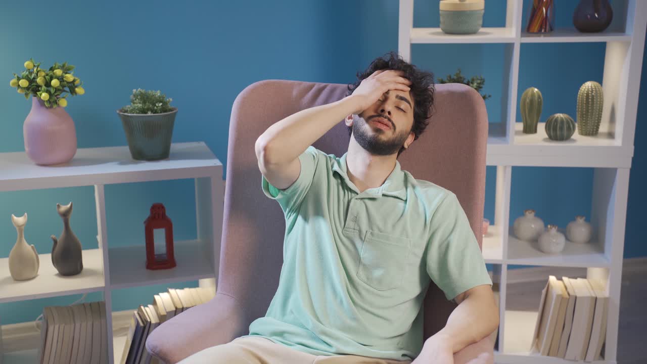 il giovane stanco ed esausto non vuole fare nulla, è sopraffatto.