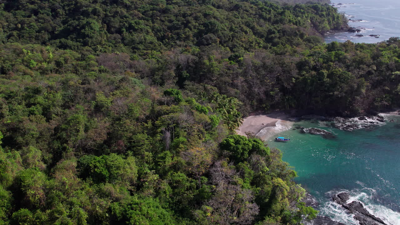 tomada aérea de una playa remota con un barco en la isla de cebaco