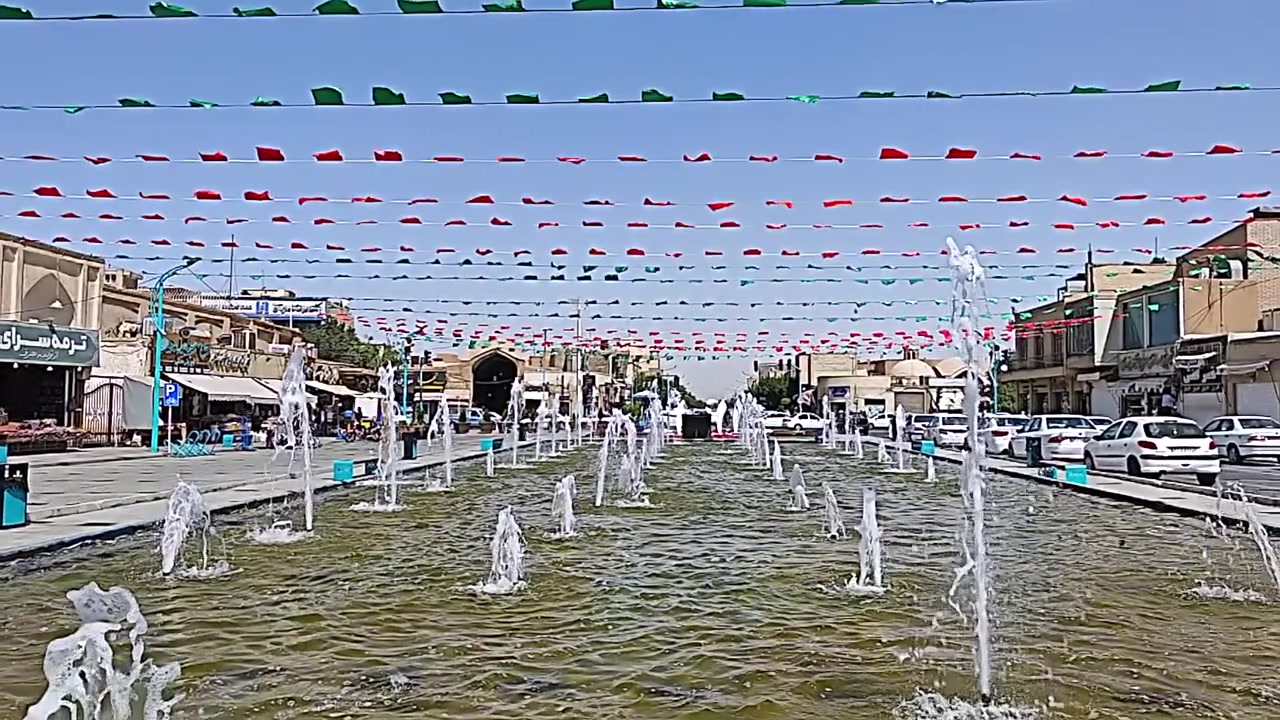 Fontane e architettura tradizionale in una piazza storica di una città iraniana