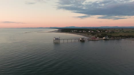 在日落時,在河口岸邊的漁<unk>,意大利的漁機,叫做"trabucco",lido di dante,ravenna靠近comacchio山谷