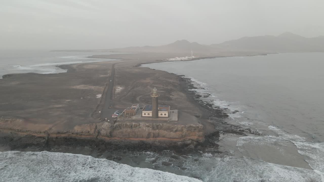 바위 절벽 위에 있는 등대의 거친 아름다움 - 영혼을 사로잡는 바다의 아름다움을 떠올리게 하는 장면, 시청자를 해안 풍경의 시대를 초월하는 경이로움에 몰입하도록 초대합니다.