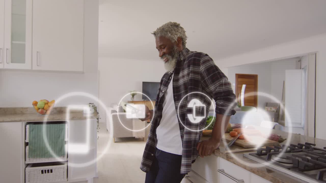 animação de ícones de mídias sociais sobre homem afro-americano usando smartphone