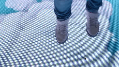 pista de baile interactiva niño haciendo nubes digitales con los pies