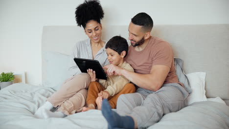 Glückliche-Familie,-Eltern-Oder-Sohn-Mit-Tablet