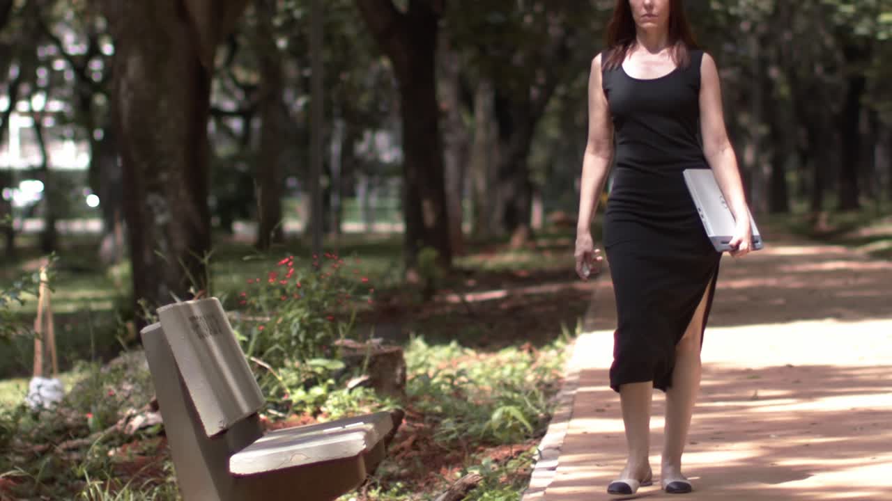 사무실에서 쉬는 동안, 젊은 여성은 일하기 위해 조용한 장소를 찾습니다.