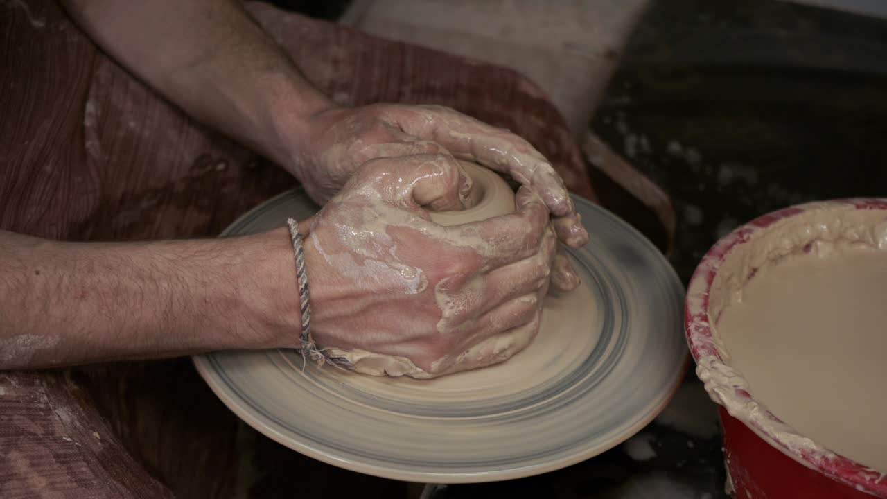 el alfarero hace una jarra de arcilla. ceramista. un hombre hace un jarrón en la rueda del alfarero