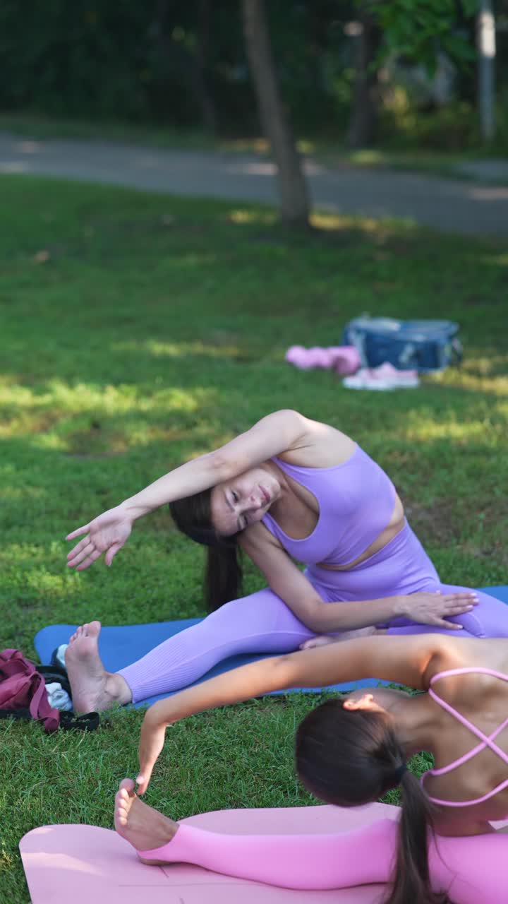 mujeres practicando yoga en un parque