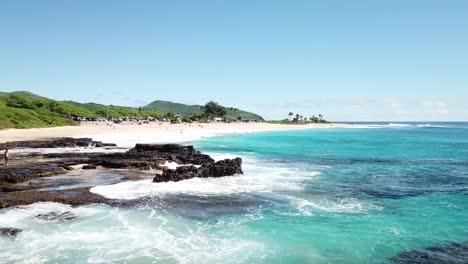 Hawaii-Vista-Aérea-De-Drones-A-Lo-Largo-Del-Agua-Azul-Claro-En-Honolulu