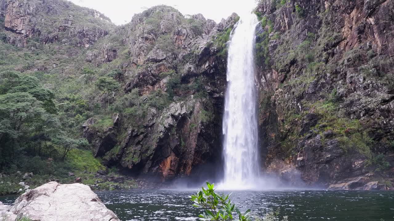 Remote with difficult access, Fundao Waterfall in Brazil is worth it