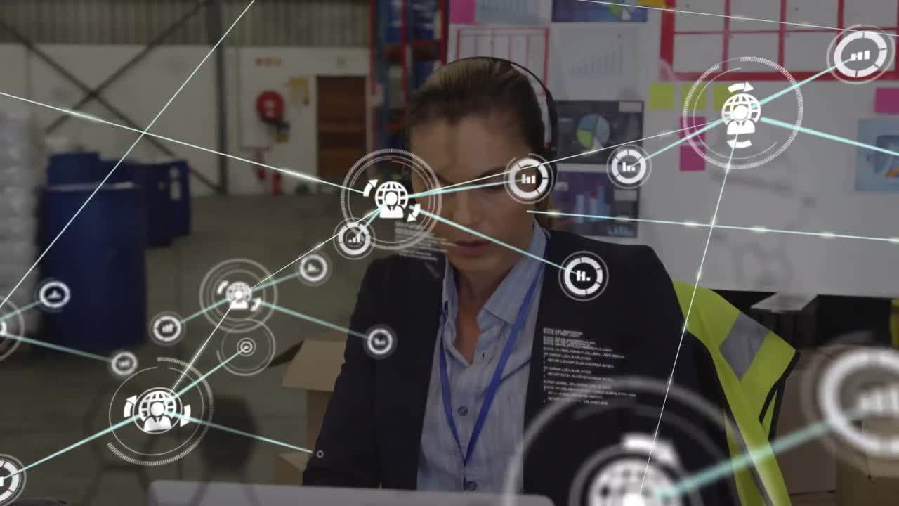animación de la base de datos, iconos conectados, gerente caucásica con auriculares usando una computadora portátil.