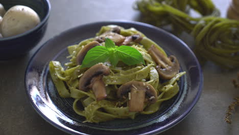 spinach-fettuccine-spaghetti-with-ingredients