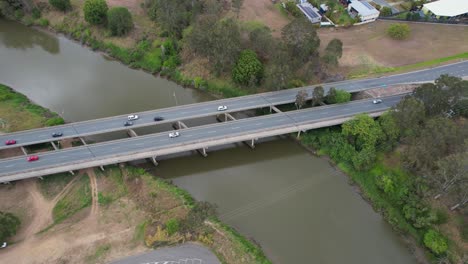 el puente larry storey que cruza el río logan en brisbane, queensland, australia