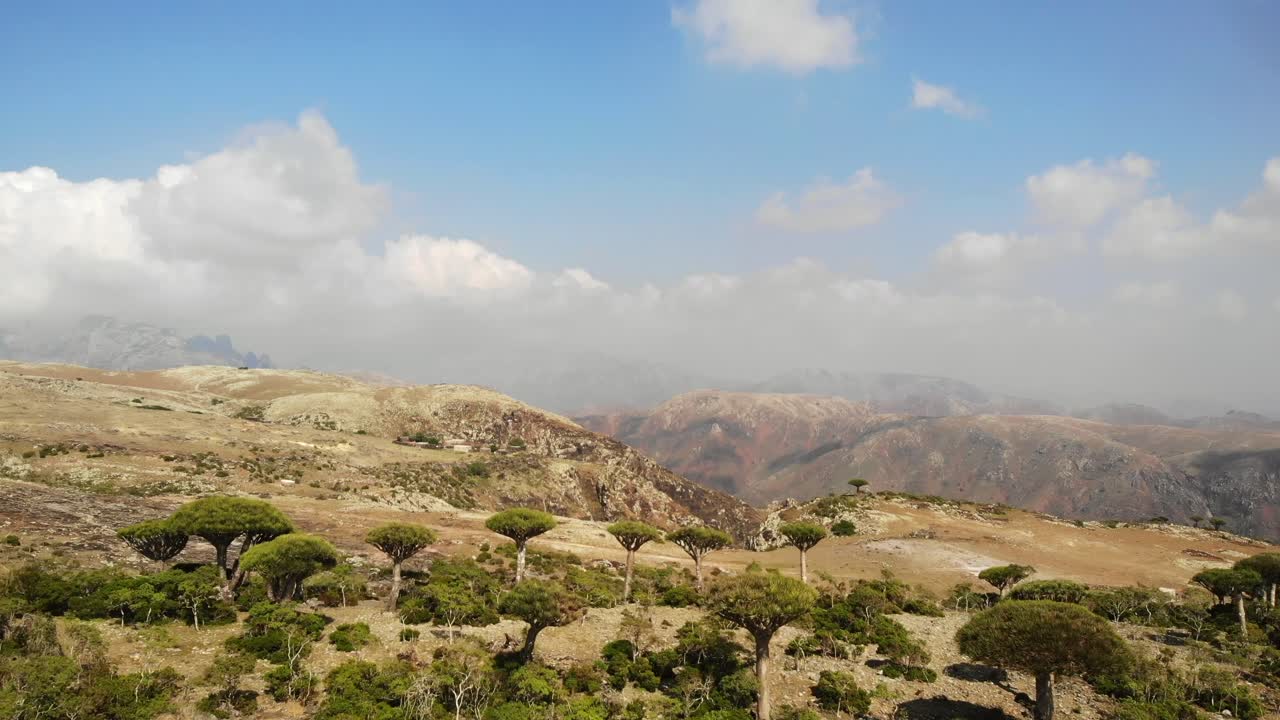 fotografía panorámica aérea de las montañas hajir en la isla de socotra en yemen