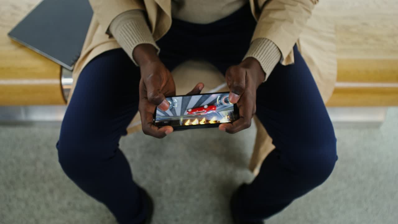 Uomo che gioca a un gioco per cellulare sul suo smartphone