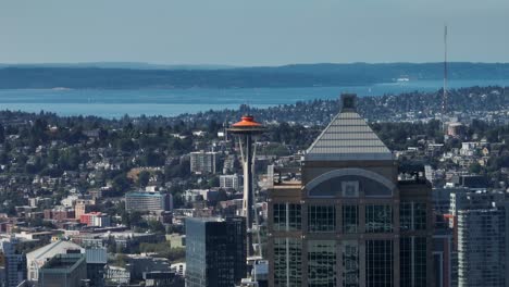 Vista-Aérea-Que-Revela-La-Aguja-Espacial-De-Seattle-Con-Una-Parte-Superior-Naranja-Para-Conmemorar-Su-60º-Año