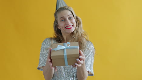 mujer celebrando su cumpleaños con un regalo