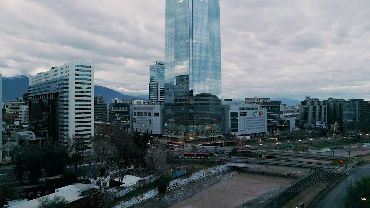 Skyline di Santiago del Cile al mattino.