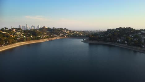 Wunderschönes-Grünes-Erholungsgebiet-Und-Wasserbecken-In-Einem-Vorort-Von-Los-Angeles