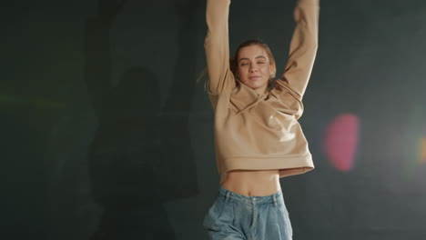 mujer bailando en estudio