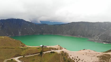 Weitwinkelaufnahme-Aus-Der-Luft-Mit-Malerischer-Aussicht-Auf-Den-Türkisfarbenen-Quilotoa-See-In-Ecuador