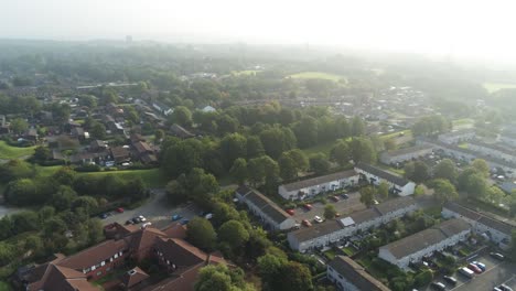 Vista-Aérea-Elevada-Sobre-La-Vivienda-De-La-Ciudad-Británica-Y-El-Parque-A-La-Hora-Dorada