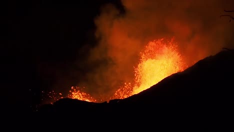increíbles imágenes nocturnas de la erupción del volcán kilauea en la isla principal de hawaii en 2018, incluidas olas de lava 2