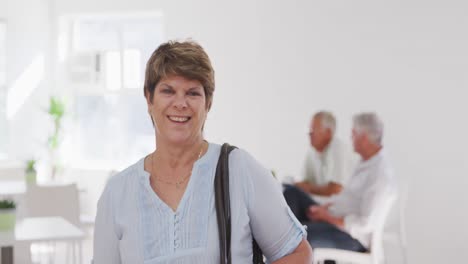 Feliz-Mujer-Mayor-Caucásica-Pasando-Tiempo-Antes-De-Su-Clase-De-Baile-De-Salón