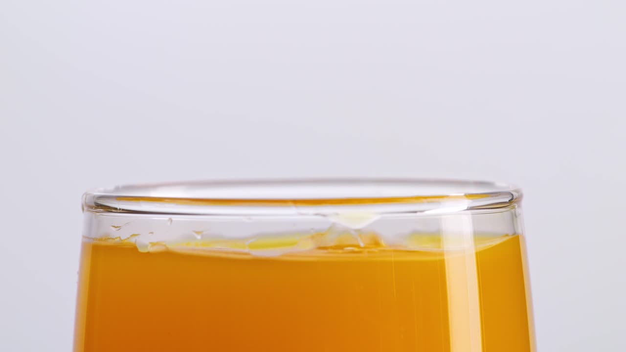 컵에 담긴 오렌지 주스