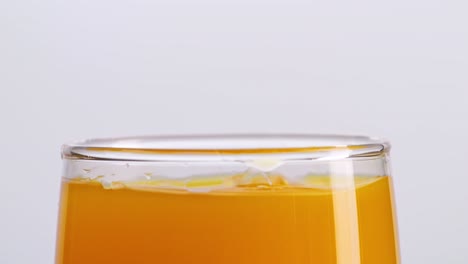 jugo de naranja en un vaso