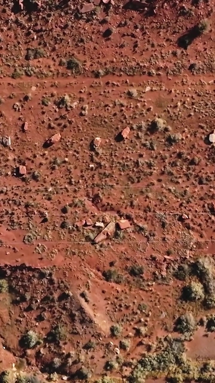 Esplorando la terra rossa e le rocce del Colorado nelle ore pomeridiane
