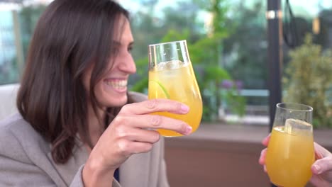 Toast-Toast-Von-Freunden,-Die-In-Terraza-Auf-Einer-Party-Alkohol-Trinken